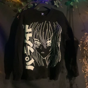 Graphic sweater - Stickad tröja med anime tryck. Perfekt skick