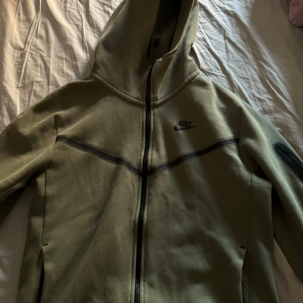 Mörk grön Nike tech fleece. Hyfsat bra skick. Pefekt till hösten och vintern för ett billigt pris. Hoodies.