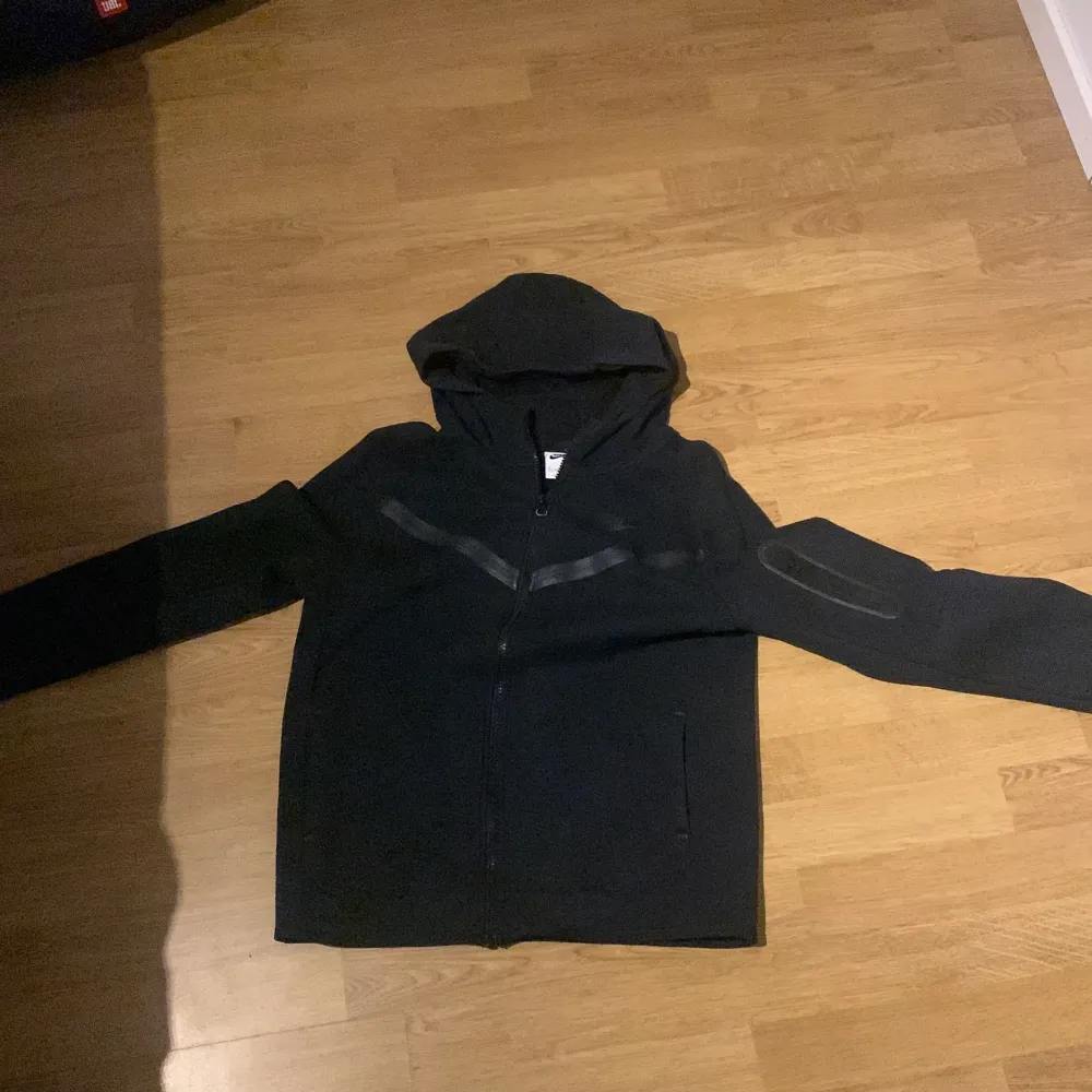 En svart Nike tech fleece, perfekt för höst väder, oanvänd och bra skick    Står ej för frakt!!. Jackor.