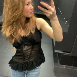 Svart topp - Säljer denna ursnygga toppen 😊 