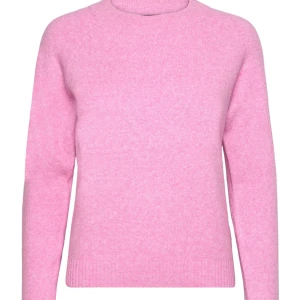 Rosa stickad tröja - säljer nu min rosa stickade tröja från vero Moda då den inte längre kommer till användning, nypris är 300 och jag säljer för 200💞 kom privat för fler bilder eller frågor💖💖