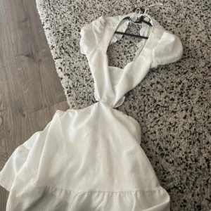 Klänning  - Klänning med öppen rygg 