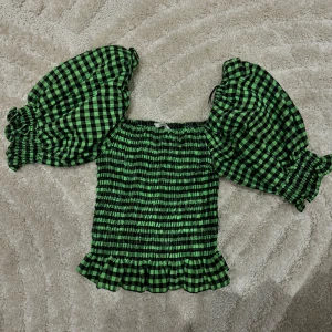 Zara topp - Zara topp i storlek S, funkar att ta på sig som en off shoulder topp, skön och fin både till sommar och höst!  