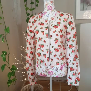 Kort jacka med liten puffärm - Jättefint skick! Mint & Berry. Fodrat bomulls-/canvastyg. Resår nedtill & i ärmslut, liten puffärm. Inga fickor, de är fusk. ~ STOR rensning i min shop ~ Välj 5 för 100kr oavsett pris, skicka medd/lämna prisförsl (gäller där det står) ~