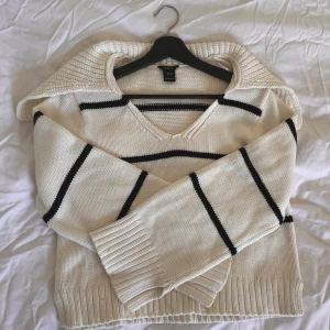 Striped Lindex stickad tröja  - Endast använd två gånger. Mycket bra skick. Lite stor i storleken. Ärmarna kan bäras uppvikta. Väldigt mysig tröja. Perfekt för vintern.