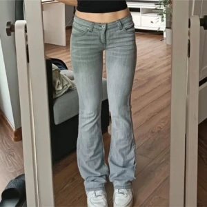 Grå bootcut  - 🤍