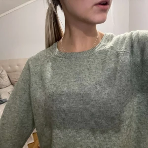 stickad tröja - nästan aldrig använd, ljusgrön och en lite tunnare stickad tröja i storlek S