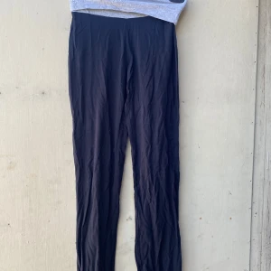 Svarta leggings från MyWear - Säljer ett par svarta leggings från MyWear. De är perfekta för träning eller en avslappnad dag hemma. Materialet är mjukt och stretchigt, vilket gör dem superbekväma att ha på sig. De har en elastisk midja för en bra passform.