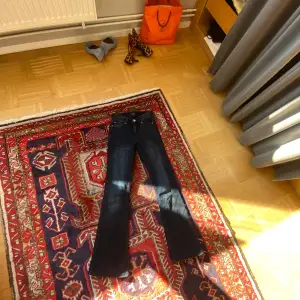 Säljer dessa såå snygga jeans som är lite små. Det är den perfekta mörkblå nyansen och de är i nyskick. De är midwaist/ lowrise💕💕