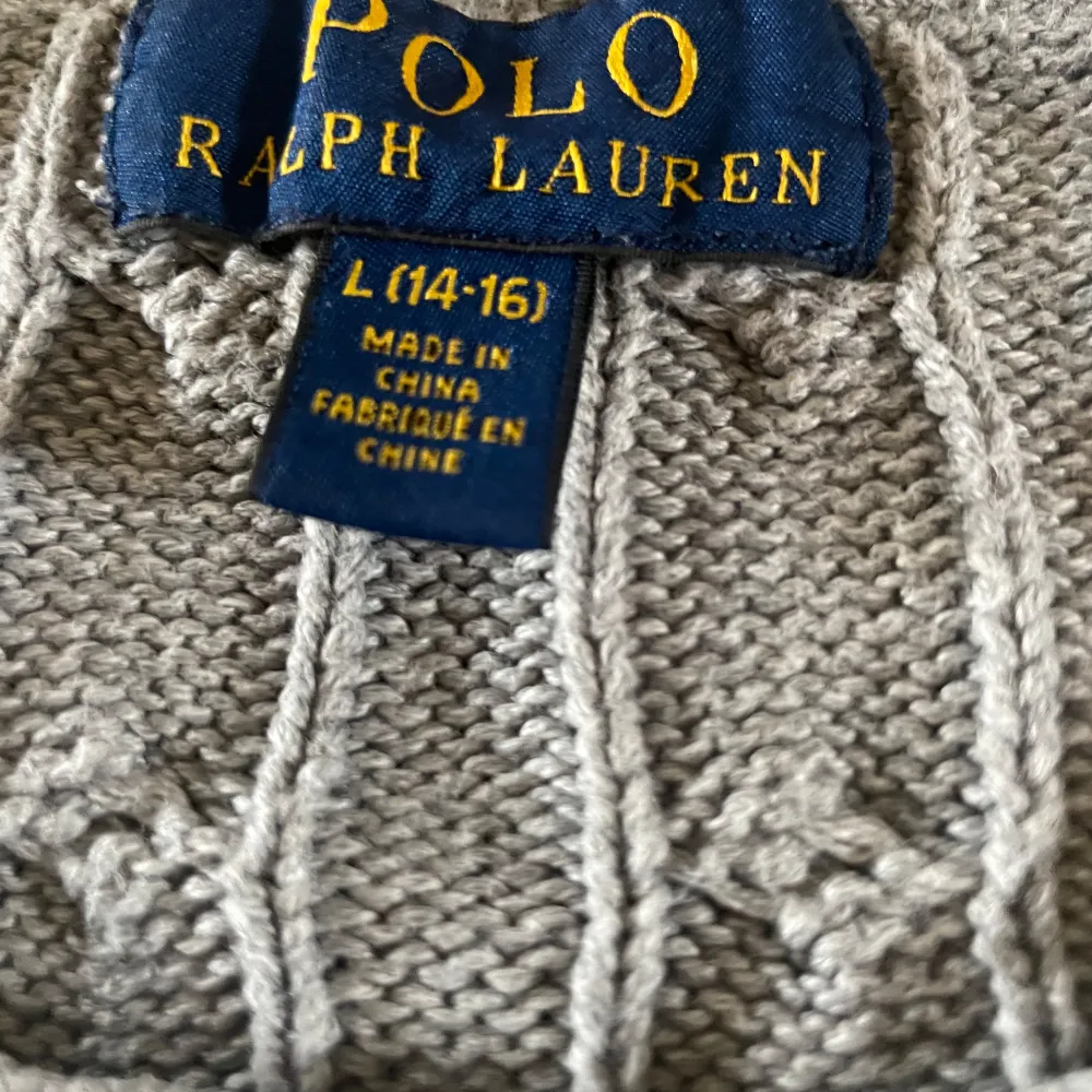 Säljer nu min stickade Ralph lauren som aldrig är använd kom inte till användning skicket 10/10 inga defekter storlek 14-16 år  pris går att diskuteras . Stickat.