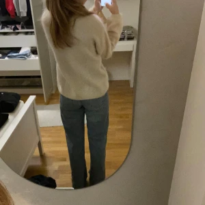 Jeans - Superfina byxor från moniki i nyskick. Jeansen är mid waist och perfekt längd på mig som är 170, skriv vid frågor💞