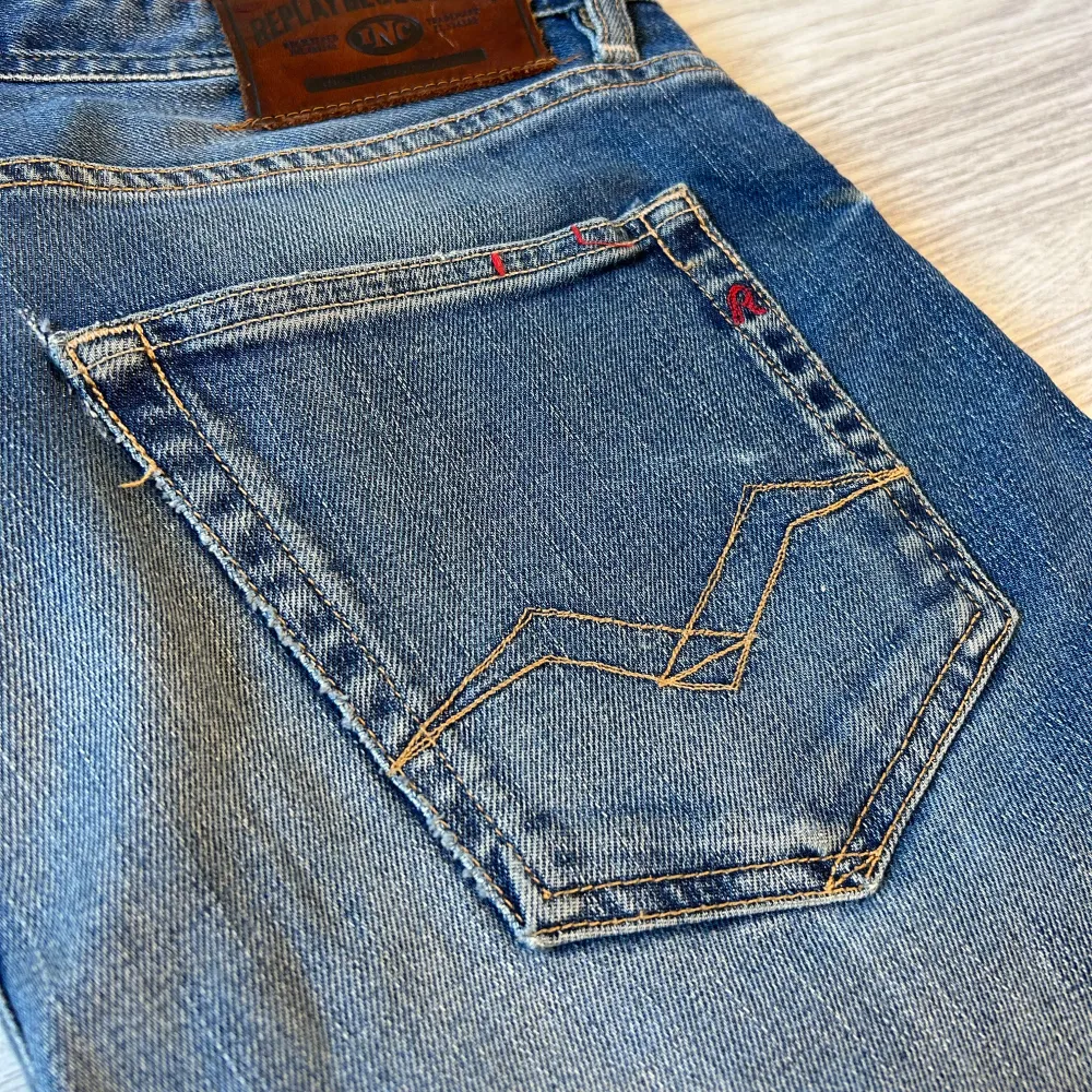 Jättesnygga Replay jeans st 29, hyfsat bra skick, säljer då min pappa fick massa jeans men ville inte ha, så inget fel på dom hör av er vid frågor . Jeans & Byxor.