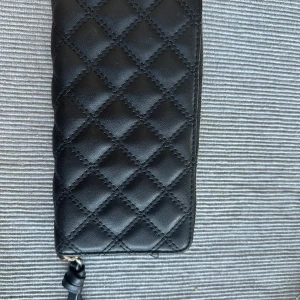 Plånbok - En stor, svart plånbok ifrån H&M. Vet ej inköpsår. I använt skick men inget som påverkar användandet. 