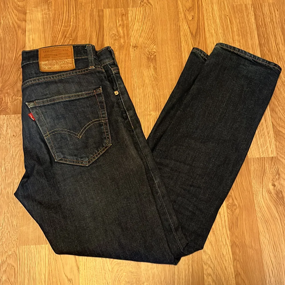 Säljer ett fint par marinblå Levis 502or som är i mycket bra skick nästan nyskick. Straight fit, själv tycker jag om passformen mycket. Tveka inte på att ställa frågor vid minsta fundering. Jeans & Byxor.