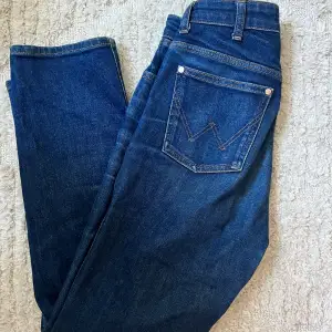 Mörkblåa jeans från wrangler. Passar perfekt inför hösten! Andvända men i bra skick. 