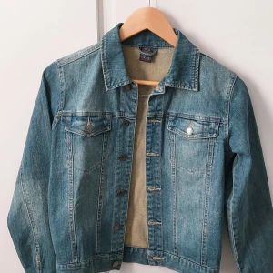 Jeansjacka för tonåring - Jeans jacka för tonåring i mycket bra skick.