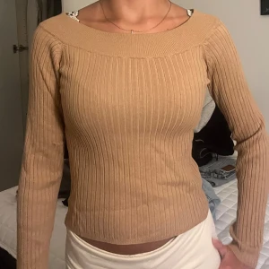 Ribbad tröja - Ribbad off shoulder tröja i nyskick, perfekt till hösten🧡