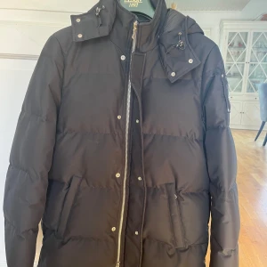 Moose Knuckles jacka - Säljer nu min Moose Knuckles jacka då den inte används längre. Den är använd ett få tal gånger förra vintern. Skick 7/10 då det finns ett litet skrap märke på V. arm (skickar bild vid intresse) men inget man tänker på. Nypris ca 10 000, kvitto finns