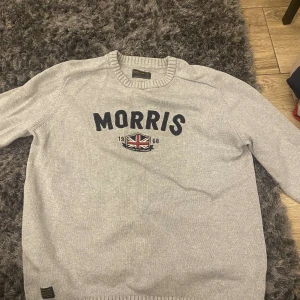Morris stickad tröja. - Väldigt bra skick och väldigt skön att ha på en kylig höst dag. Ny pris 800