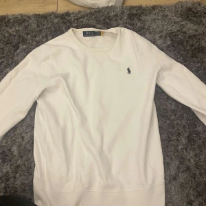 Ralph lauren tröja. - Knappast använd och köpt i Barcelona tidigare i år. Väldigt bra skick. Ny pris 2000!