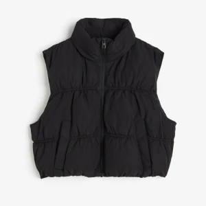 Svart väst - Croppad väst som är för liten, i mycket bra skick. Väldigt fin och bra fickor framtill. Nypris 200kr.