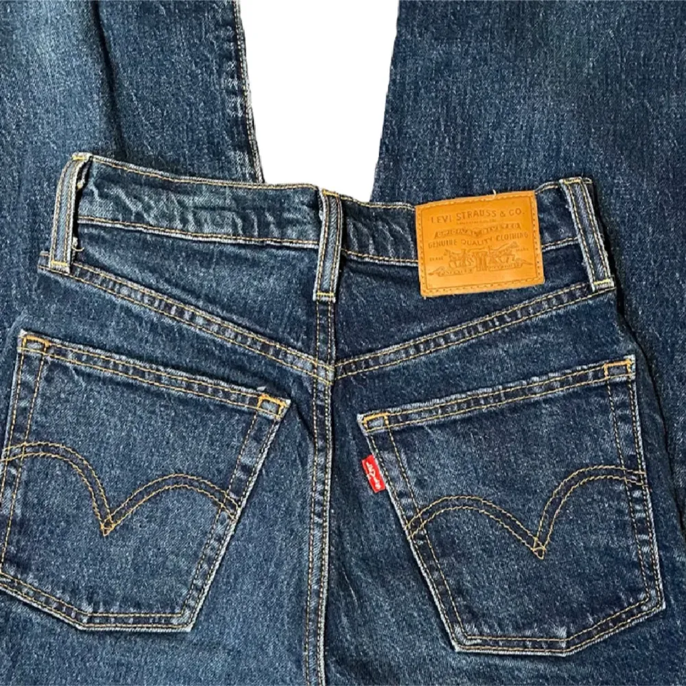 Säljer ett par klassiska blå Levi's jeans i modell 501. De är högmidjade och har en straight passform, vilket ger en tidlös look. Jeansen är i denim och har de ikoniska bakfickorna med Levi's logga. Perfekta för både vardag och fest!. Jeans & Byxor.