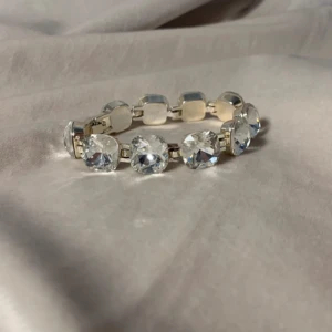 Snö of sweden kristall armband  - Från snö of sweden i väldigt gott skick,  Stora stenar runt hela armbandet Total längd är 18.5 cm ❤️