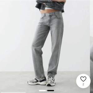 Low waist straight jeans från Gina. Använt fåtal gånger. Köpta för cirka 500 säljer för 179