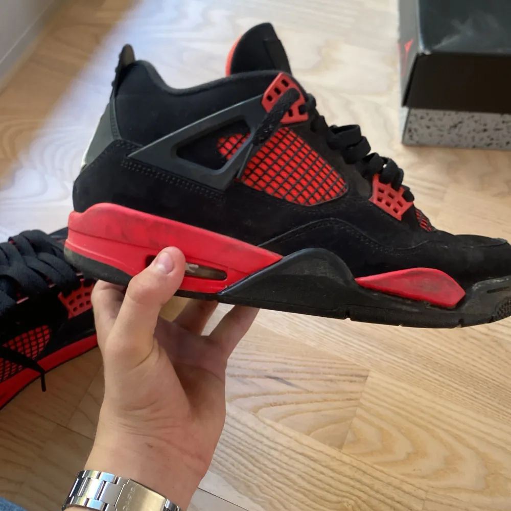 Jordan 4 Red thunder inte mycket använda dock lite smutsiga. Priset är inte hugget i sten. Skor.