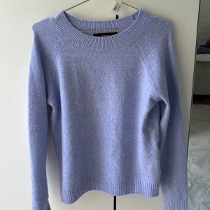 Blå stickad tröja - Säljer min blåa stickade tröja pågrund av att den aldrig använts. Helt nyskick och mjuk i materialet. Köpt på VeroModa i storlek s.💞