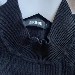 stickad topp - fin stickad topp från bikbok svart!