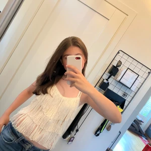 Beige top - Säljer denna snygga frans top från nakd, bra skick💞