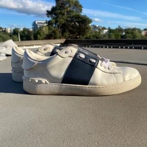 Valentino skor  - Hejsan, säljer dessa valentino marinblå skor 💯🔥eftersom dom är för små för mig. Storleken som står i skorna är 45 men PASSAR som 44or. Finns några skador som man ser på bilden. Har bytt skosnörena och sulan så dom är inte org. Priset är INTE fast💯❤️🔥