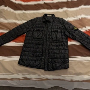 Stone island - Stone island dunjacka  Storlek s  Fin skick förutom ett hål i bak som knappas syns