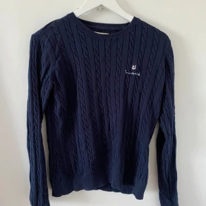 Marinblå tröja  - Tunnare marinblå tröja, bra till vardags och super snyggt att ha en skjorta till  under🫣💕