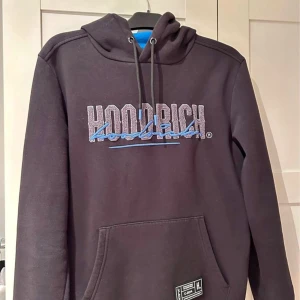 Hoodrich Hoodie - I bra skick. Strlk M