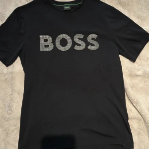 Hugo boss t-shirt - Hugo Boss T-shirt i storlek xs, passar även s. Använd fåtal gånger.