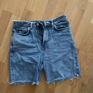 Shorts som jag klippt av ett par jeans från weekday. Min favoriter men har tyvärr vuxit ur dem. 