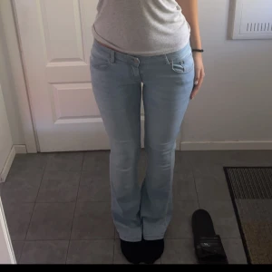 Fina bootcut jeans  - Säljer mina ljusblå bootcut jeans köpta från Nelly, i storlek 38. Kommer inte till användning. Är i väldigt bra skick💗