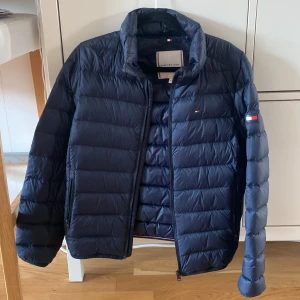 Tommy Hilfiger jacka - Jätte fin jacka passar bra höst och vår.  St 164 men är liten i storleken.  Använd sparsamt då den blev för liten så den är i mycket bra skick. 