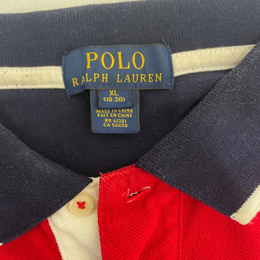 Jättefin röd Ralph Lauren polo i mycket fint skick med stor logga storlek xl men passar L och M.. T-shirts.