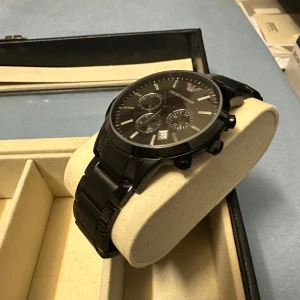 3 märkes klockor - Tja! Har tre klockor jag vill sälja, sammanlagt pris 3000kr obs! Om du köper alla.  Armani svart >ny skick< : 1500kr  Martyn line italiensk, box ingår: 1000kr Armani silver >bra skick< : 600kr 