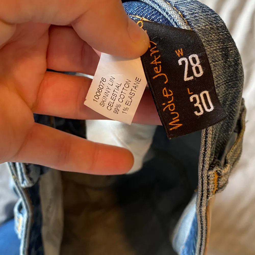 Säljer dessa sjukt snygga Nudie jeans i modell Skinny lin! De har en skön slim passform och snygg tvätt inför hösten. Skick 8/10.  Tveka inte på att höra av dig vid frågor eller funderingar! ⭐️. Jeans & Byxor.