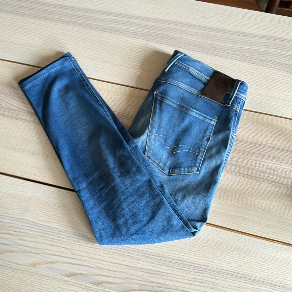 Tja säljer mina gamla replay jeans som fortfarande håller sitt skick. Skulle säga 9/10 skick och sitter jävligt bra. Hör av dig vid funderingar så löser vi en deal✅. Jeans & Byxor.