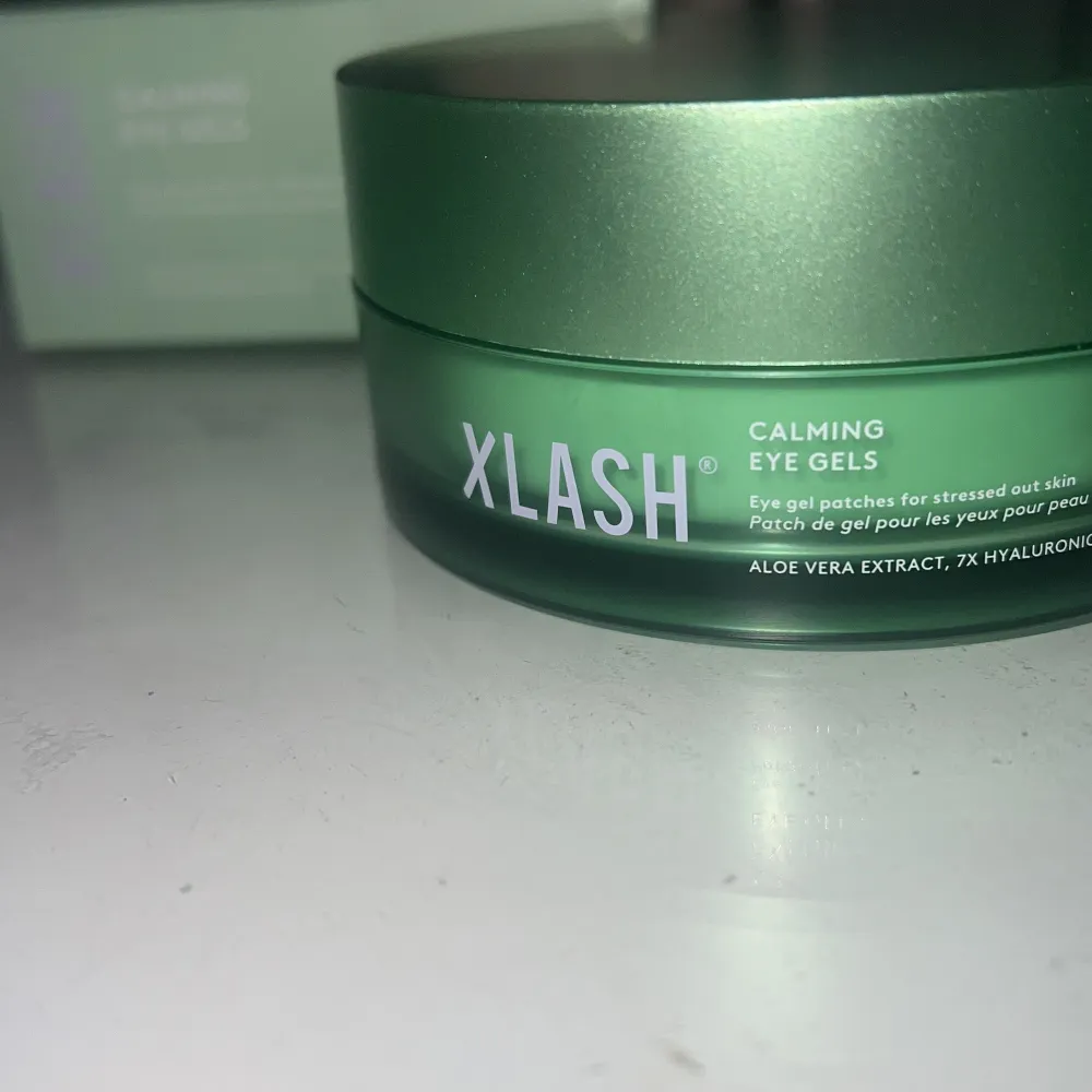 Xlash calming eyegels, Ca 3 par använda, då dom tyvärr ej används säljs dom, speteln är avsköljd & dom är fräscha allmänt, kartongen medföljer men  har en liten  defekt på baksidan💚. Skönhet.