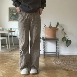 Cargo byxor - Urban outfiters Y2k lowrised cargo i khaki. Ny pris 700, knappt använda.