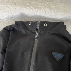 Prada dress - Säljer min Prada dress då den har blivit för liten för mig. Storlek S liten i storlek. Pris kan diskuteras.