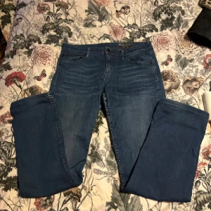 Lågmidjade jeans - Lågmidjade mörkblåa jeans som är i toppenskick 