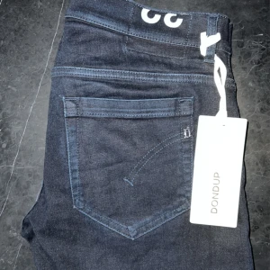 Dondup  - Vi säljer nu denna feta dondups Storlek: W31  Pris: 1199:- Skick: 9/10 Hör av er vid frågor eller funderingar!