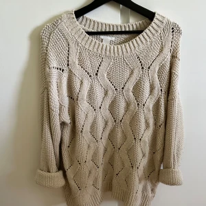 Stickad tröja - Köpt för en massa år sen, kommit väl till användningen då den passar perfekt till kyliga höst/vinterkvällar!   Fin att ha med sig själv eller med t.ex skjorta under då den har perfekt urringning.   Möts upp i Gbg eller så står köparen för frakt 🥰